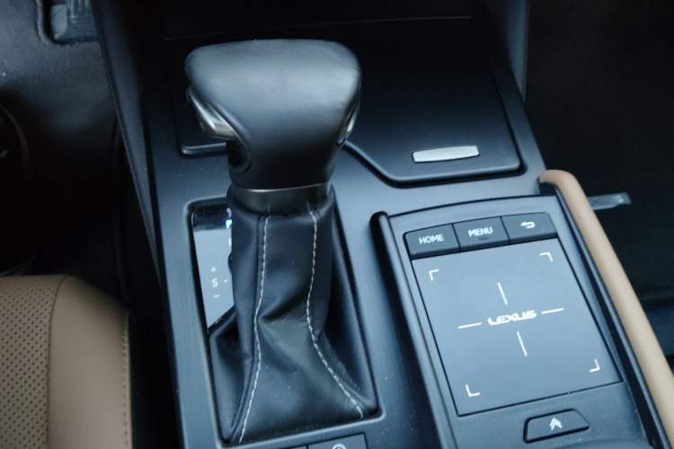 Used Lexus ES 2018 200 Excellence Edition China VI Standard Gear Lever