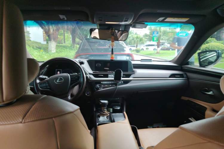 Used Lexus ES 2018 300h Premier Edition China VI Standard Headliner
