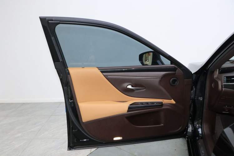 Used Lexus ES 2018 200 Excellence Edition China V Standard Interior 2