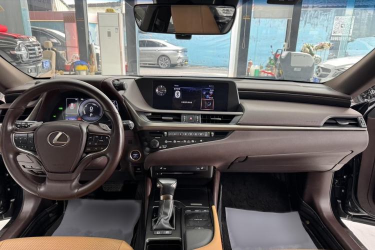 Used Lexus ES 2018 300h Premier Edition China V Standard Interior 3