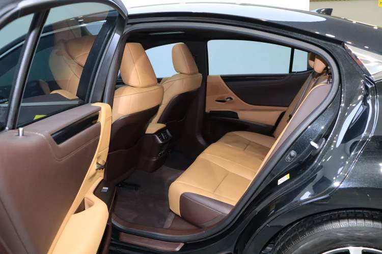Used Lexus ES 2018 200 Excellence Edition China V Standard Interior 5