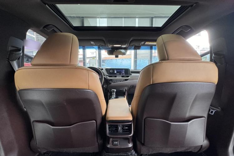 Used Lexus ES 2018 300h Premier Edition China V Standard Interior 5