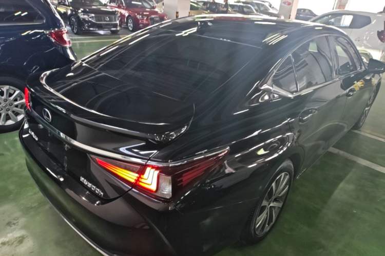 Used Lexus ES 2018 300h Premier Edition China VI Standard Rear Right 45 Deg