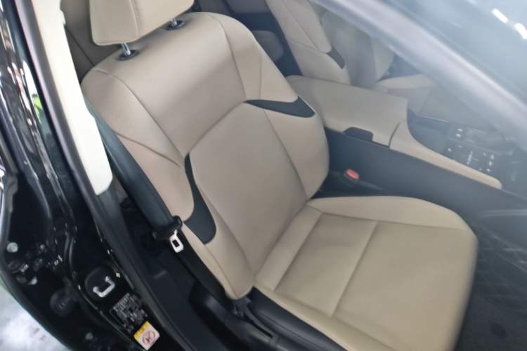 Used Lexus ES 2018 300h Premier Edition China VI Standard Right Front Seat