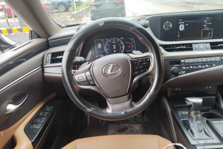 Used Lexus ES 2018 260 Excellence Edition China V Standard Steering Wheel