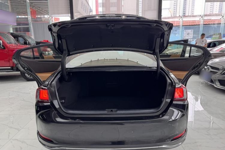 Used Lexus ES 2018 300h Premier Edition China V Standard Trunk