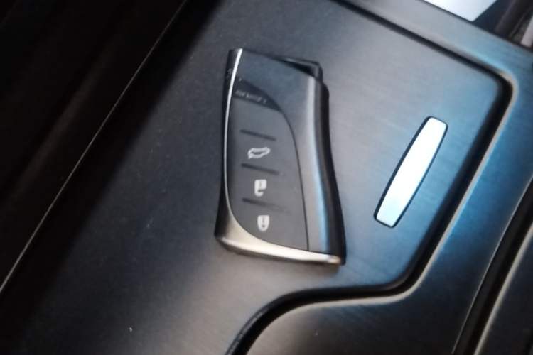 Used Lexus ES 2018 200 Excellence Edition China V Standard Vehicle Key