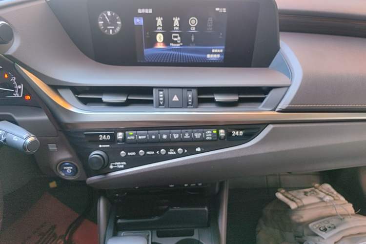 Used Lexus ES 2018 300h Premium Edition China VI Standard Audio And AC Panel