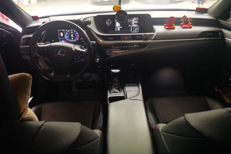 Used Lexus ES 2018 200 Excellence Edition China VI Standard Center Console
