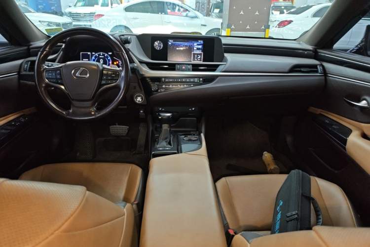 Used Lexus ES 2018 200 Excellence Edition China V Standard Center Console