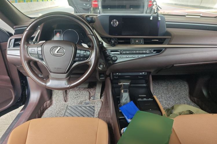 Used Lexus ES 2018 200 Excellence Edition China VI Standard Center Console