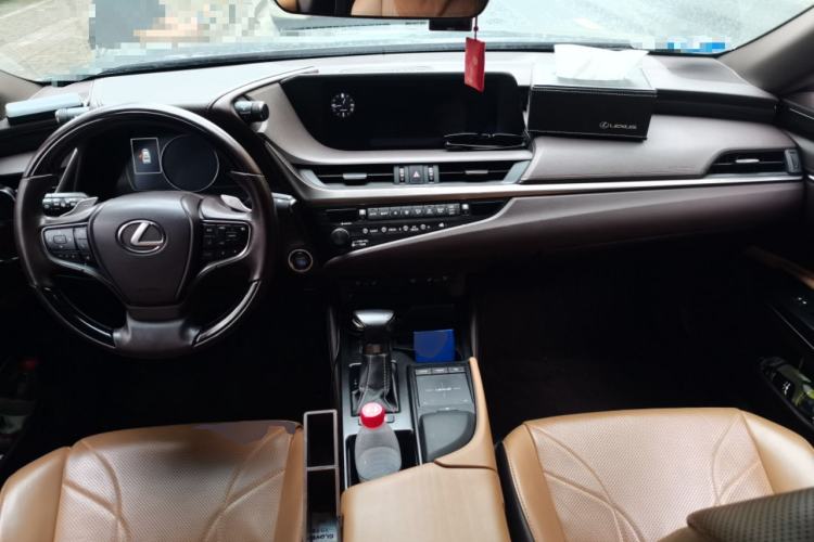 Used Lexus ES 2018 300h Premium Edition China VI Standard Center Console
