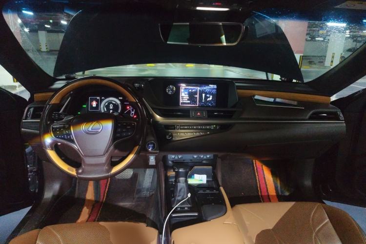 Used Lexus ES 2018 300h Premium Edition China V Standard Center Console