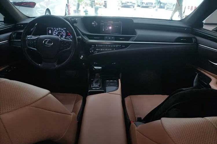 Used Lexus ES 2018 200 Excellence Edition China V Standard Center Console