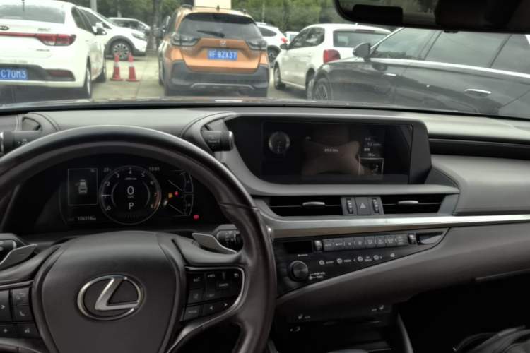 Used Lexus ES 2018 200 Excellence Edition China V Standard Center Console
