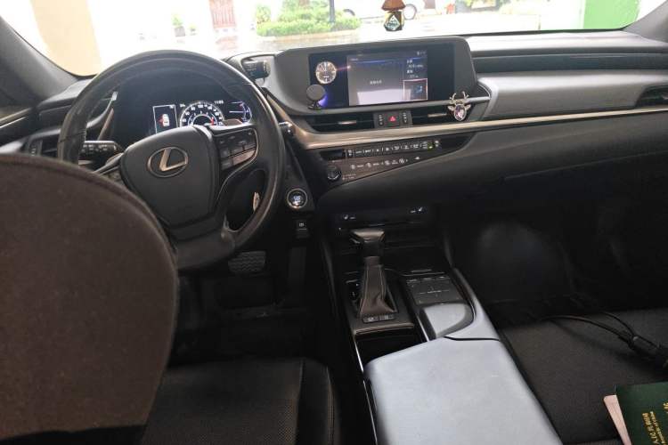 Used Lexus ES 2018 200 Excellence Edition China V Standard Center Console