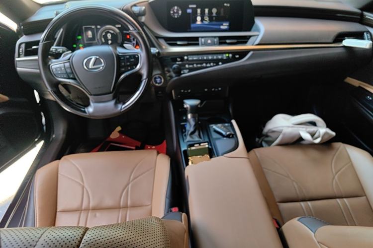 Used Lexus ES 2018 300h Premium Edition China VI Standard Center Console