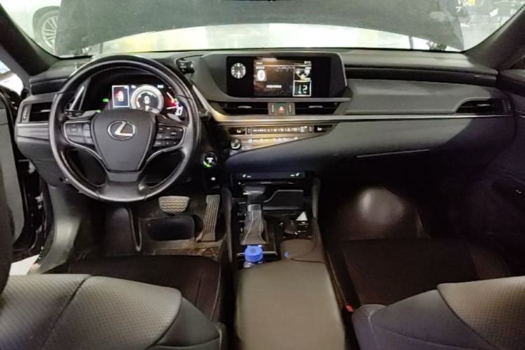 Used Lexus ES 2018 300h Premier Edition China VI Standard Center Console