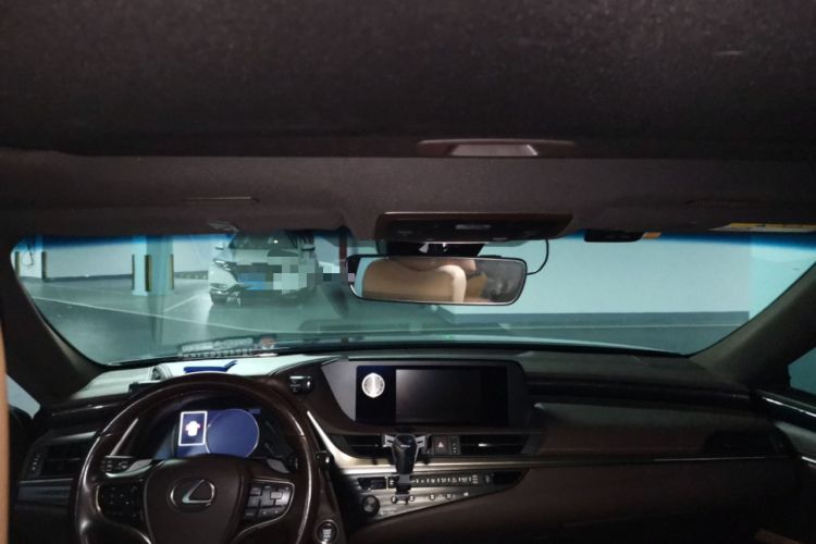 Used Lexus ES 2018 260 Excellence Edition China V Standard Center Console