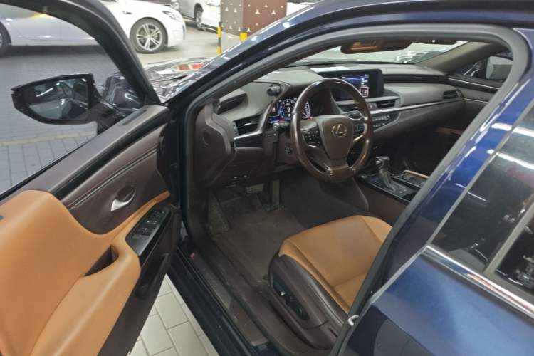 Used Lexus ES 2018 200 Excellence Edition China V Standard Driver Seat