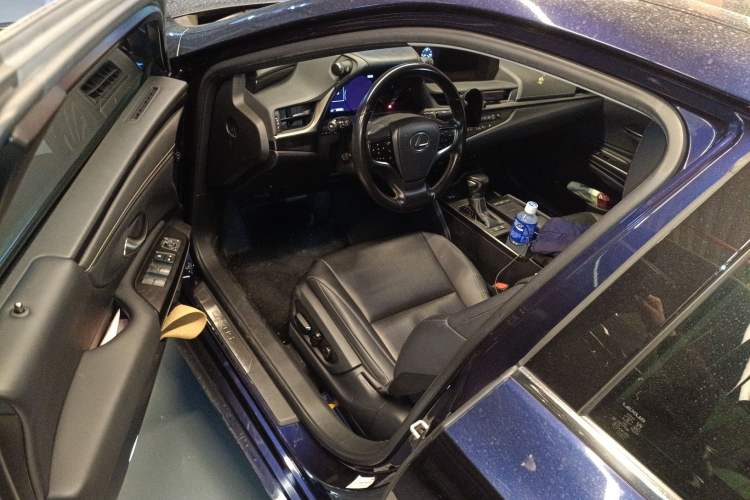 Used Lexus ES 2018 300h Premier Edition China VI Standard Driver Seat