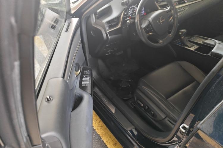 Used Lexus ES 2018 200 Excellence Edition China V Standard Driver Seat