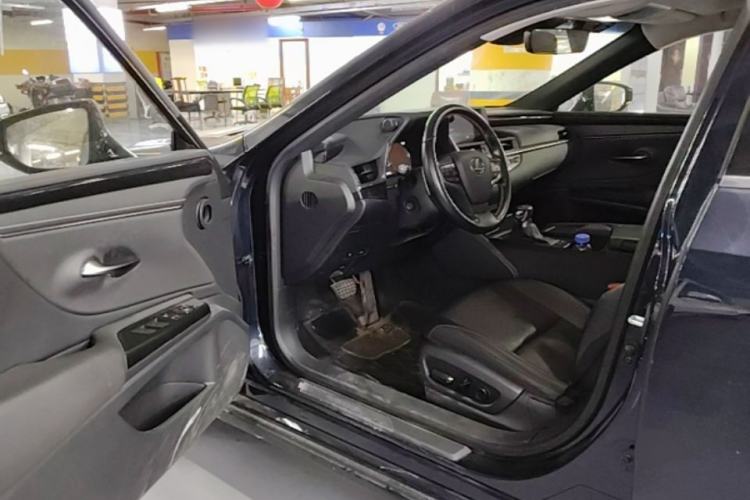 Used Lexus ES 2018 300h Premier Edition China VI Standard Driver Seat
