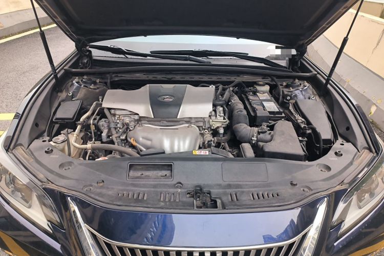 Used Lexus ES 2018 200 Excellence Edition China VI Standard Engine Bay