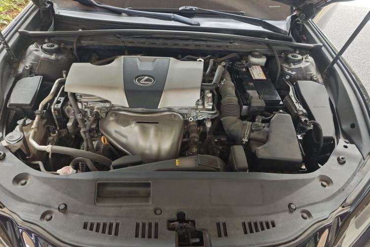Used Lexus ES 2018 200 Excellence Edition China VI Standard Engine Bay