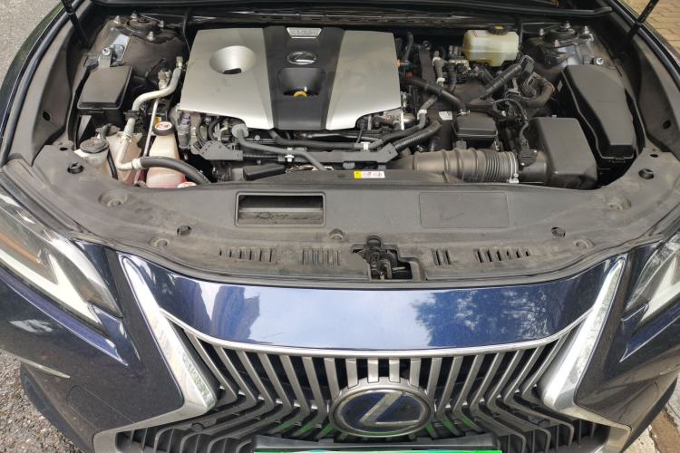 Used Lexus ES 2018 300h Premium Edition China VI Standard Engine Bay