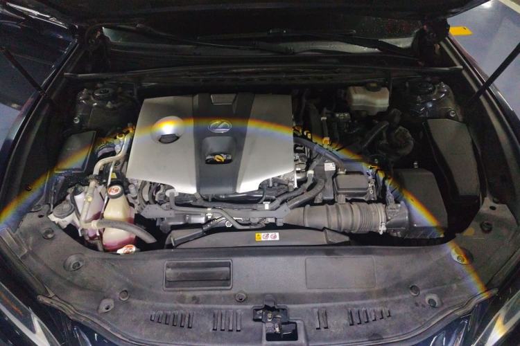 Used Lexus ES 2018 300h Premium Edition China V Standard Engine Bay