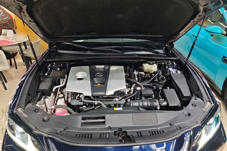 Used Lexus ES 2018 300h Premier Edition China VI Standard Engine Bay