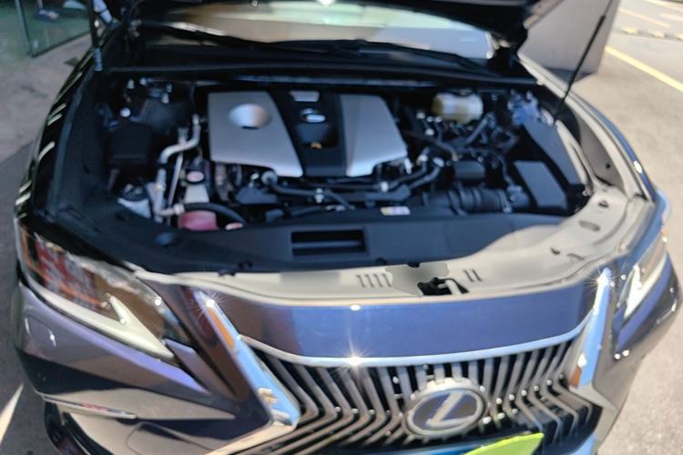 Used Lexus ES 2018 300h Premium Edition China VI Standard Engine Bay