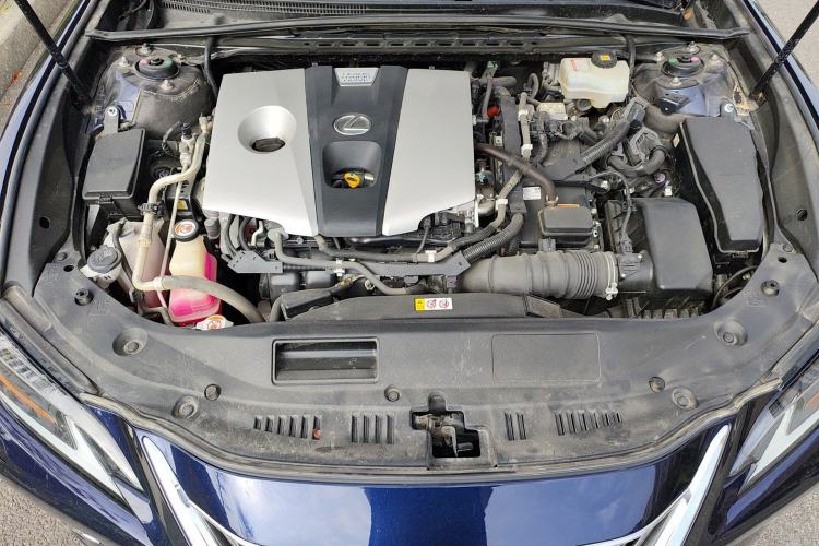 Used Lexus ES 2018 300h Executive Version China V Standard Engine Bay