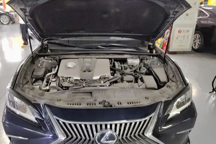 Used Lexus ES 2018 300h Premier Edition China VI Standard Engine Bay