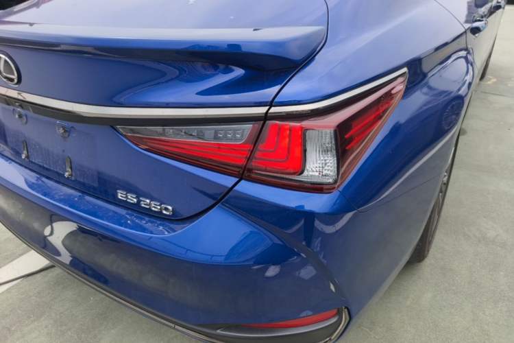 Used Lexus ES 2018 260 Excellence Edition China VI Standard Exterior 3