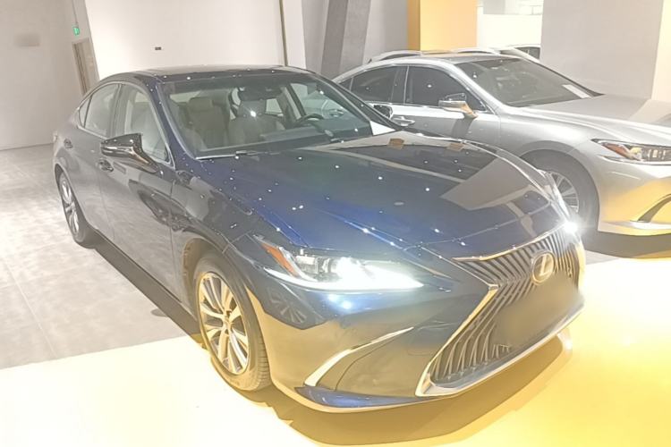 Used Lexus ES 2018 200 Excellence Edition China V Standard Front Right 45 Deg