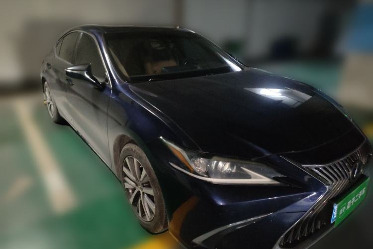 Used Lexus ES 2018 200 Excellence Edition China V Standard Front Right 45 Deg