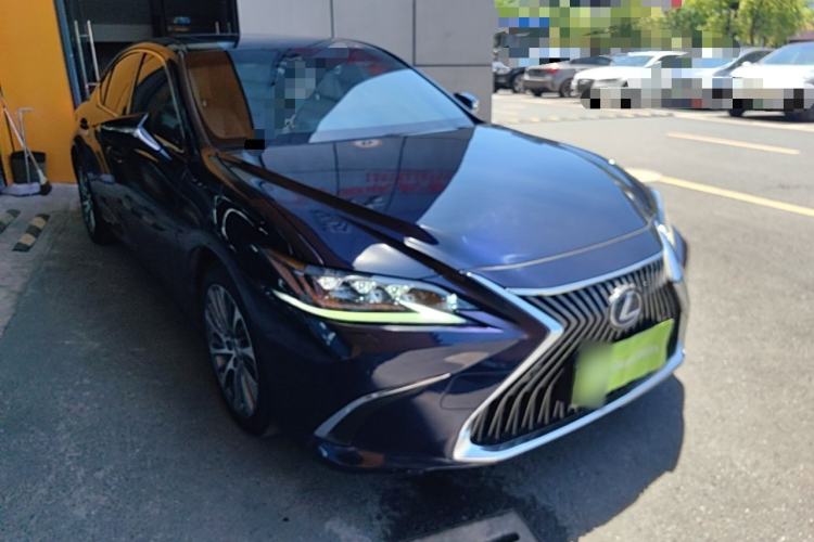 Used Lexus ES 2018 300h Premium Edition China VI Standard Front Right 45 Deg