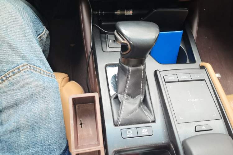 Used Lexus ES 2018 300h Premium Edition China VI Standard Gear Lever