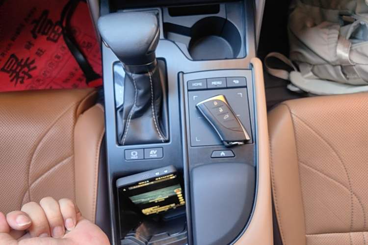 Used Lexus ES 2018 300h Premium Edition China VI Standard Gear Lever