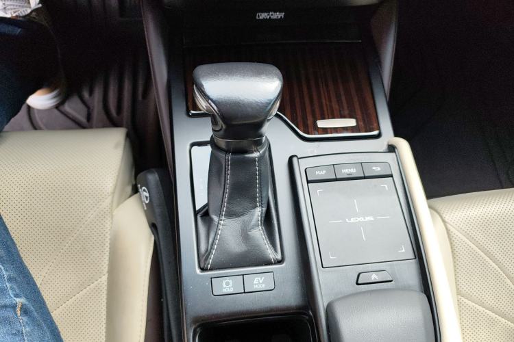 Used Lexus ES 2018 300h Executive Version China V Standard Gear Lever