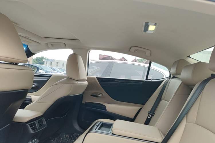 Used Lexus ES 2018 300h Premier Edition China V Standard Headliner