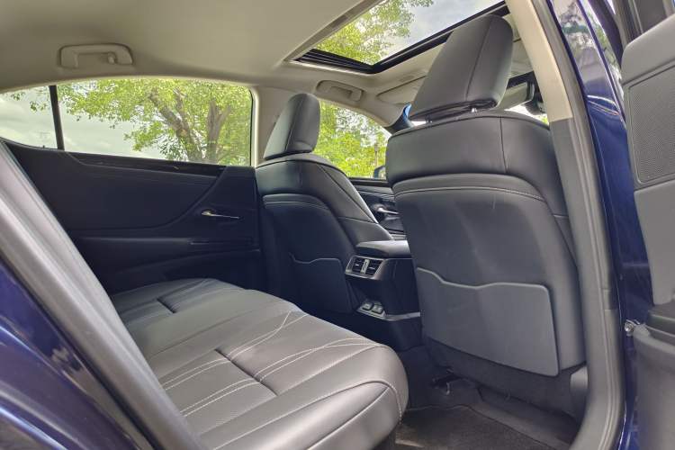 Used Lexus ES 2018 300h Premium Edition China VI Standard Headliner