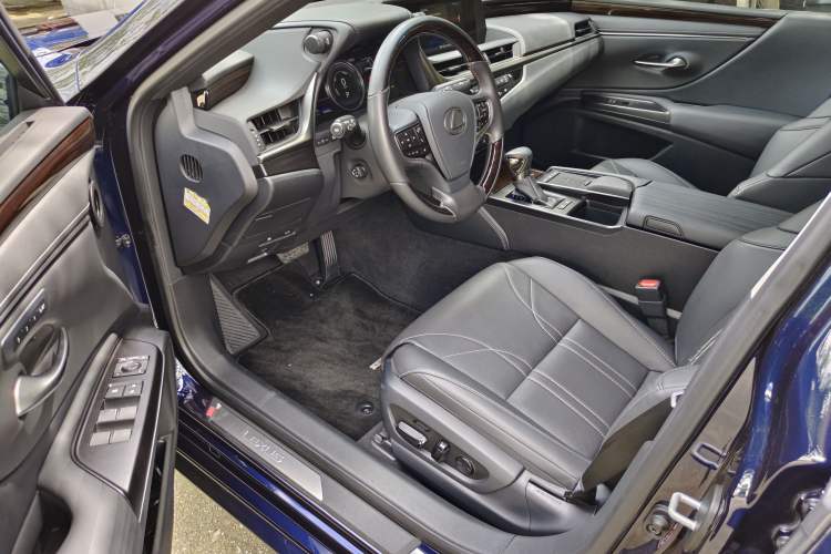 Used Lexus ES 2018 300h Premium Edition China VI Standard Interior 1