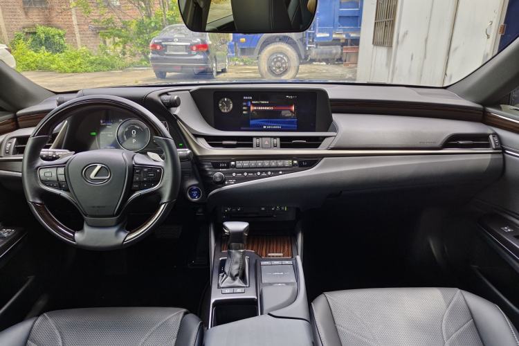 Used Lexus ES 2018 300h Premium Edition China VI Standard Interior 2