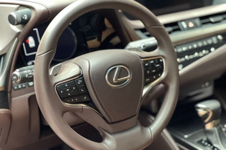 Used Lexus ES 2018 300h Premier Edition China VI Standard Interior 3
