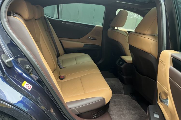 Used Lexus ES 2018 300h Premier Edition China V Standard Interior 3