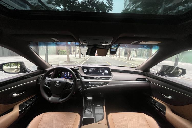 Used Lexus ES 2018 300h Premier Edition China V Standard Interior 4
