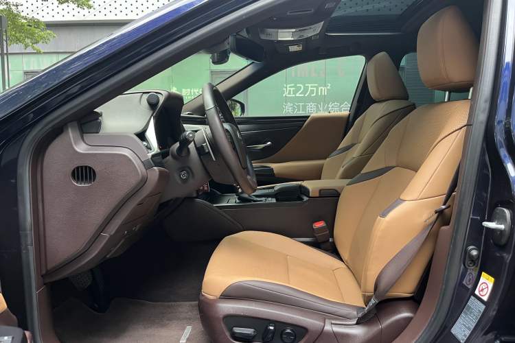 Used Lexus ES 2018 300h Premier Edition China V Standard Interior 5